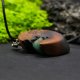 Wisiorek z wiśni z chalcedonem – biżuteria inspirowana naturą i surowym pięknem, dla niej, prezent pirografia, dla niej, kobiety, dla nauczycielki