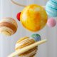 Mobil z planetami układu słonecznego • Karuzela montessori nad łóżeczko niemowlęce • Kosmiczna dekoracja pokoju dziecka w stylu astronomia i galaktyka
