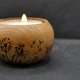 Drewniany świecznik z motywem łąki i dmuchawców - ręcznie wypalany, idealny prezent handmade