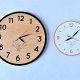 Drewniany zegar "classic", klasyczny z litego drewna, czarny okrągły zegar ścienny w stylu boho, rustykalny i ekologiczny śr. 40cm