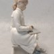 LLADRO seria NAO #117 Dziewczynka z tabliczką "Girl with Slate"