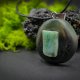 SZMARAGD naturalny - Wisiorek z drewna brzozy, amulet zamknięty w kawałku drewna, pirografia, prezent, Wood Pendant, biżuteria, handmade