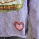 Ręcznie robiony sweter z artystycznymi aplikacjami - unikatowy upcycling