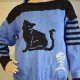 Sweter handmade z kotem niebiesko-czarny, unikat robiony ręcznie