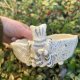 Ręcznie wykonana ceramiczna miseczka z kotkiem i rybkami koi – stojak na pierścionki, pojemnik na biżuterię, prezent dla miłośników kotów