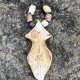 Ręcznie wykonany ceramiczny wisiorek – symbol starożytnej Wenus, na skórzanym sznurku
