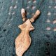 Ręcznie wykonany ceramiczny wisiorek – symbol starożytnej Wenus, na skórzanym sznurku
