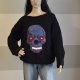 Czarny sweter handmade z naszytą aplikacją czaszki - unikatowy upcycling