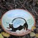 Ręcznie wykonany ceramiczny talerzyk deserowy – "Kot i morze" 16 cm