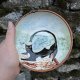 Ręcznie wykonany ceramiczny talerzyk deserowy – "Kot i morze" 16 cm