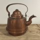 Stary miedziany czajnik w stylu vintage.