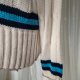 Kremowy sweter damski z niebieskim paskiem wywinięty rękaw 40 42 v dekolt vintage