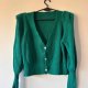 Soczyście zielony kardigan z grubszym splotem i perłowymi guzikami