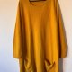 Musztardowy sweter–tunika z kieszeniami