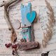 Rustykalny wieszak z turkusowym domkiem i serduszkiem no 1