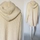 Otulający sweter przed kolano z kieszeniami i kapturem ecru R 40 L Hu56