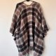 Ciepłe ponczo w kratę w odcieniach brązu, kremu i czerni