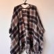 Ciepłe ponczo w kratę w odcieniach brązu, kremu i czerni