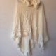 Kremowe ponczo w stylu boho handmade z frędzlami
