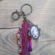 Brelok do kluczy w stylu boho z kaboszonem - Pink Bird Charm
