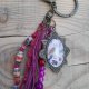 Brelok do kluczy w stylu boho z kaboszonem - Pink Bird Charm