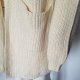 Otulający sweter przed kolano z kieszeniami i kapturem ecru R 40 L Hu56