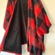 Czerwono-czarne ponczo w kratę, miękkie i ciepłe – idealne na jesień i zimę