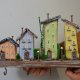 Drewniany wieszak na klucze – kolorowe domki, ręcznie robiony, dekoracja ścienna