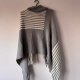 Szare ponczo w paski z golfem i frędzlami, miękkie i ciepłe na jesień i zimę