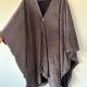 Ciepłe szare ponczo szalfrok z miękkiego materiału, zapinane na guzik, cozy styl vintage
