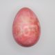 Dekoracyjne jajo z różowo - beżowego kamienia