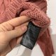 Różowy sweter z grubym splotem, ciepły pleciony model oversize