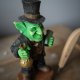 Ręcznie rzeźbiony goblin z drewna lipowego – kolorowa rzeźba z ośrodka sztuki ludowej w Paszynie