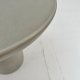 stolik okrągły boczny kawowy z mikrocementu szaro-beżowy