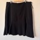 Czarna, elegancka spódnica o kobiecym kroju z delikatnym rozkloszowaniem u dołu LOOK Rozmiar XL / 42 / 14