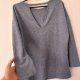Szary sweter z dekoltem w serek i ozdobnym wycięciem – miękki, minimalistyczny styl XL / 42 / 14·Bardzo dobry·CM