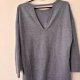 Szary sweter z dekoltem w serek i ozdobnym wycięciem – miękki, minimalistyczny styl XL / 42 / 14·Bardzo dobry·CM
