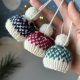 Ozdoby choinkowe, dekoracje świąteczne, mini-czapeczki z włóczki, zestaw 3 szt.