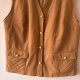 Beżowa długa kamizelka z pikowaniem i kieszeniami, lekka zapinana na guziki, klasyczny krój 6XL / 52 / 24·Bardzo dobry·Top Vintage