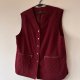 Bordowa kamizelka zapinana na guziki z dużymi kieszeniami i pikowaniem, wygodny fason XXXL / 46 / 18·Bardzo dobry·Basic