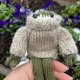 Ręcznie robiona żabka w błyszczącym sweterku — 13 cm | Urocza mini żaba | Maskotka handmade