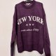SWEATER REVIEW – Model “NEW YORK", klasyczny fioletowy sweter z nadrukiem
