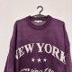 SWEATER REVIEW – Model “NEW YORK", klasyczny fioletowy sweter z nadrukiem