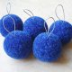 Zestaw 5 bombek-pomponów.