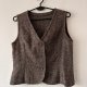 Krótka brązowa kamizelka na guziki vintage – elegancki krój, klasyczny materiał xs s