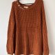Ciepły sweter w kolorze terakoty z ozdobnym dekoltem — miękki, gruby splot Xl xxl