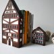 Podpórka do książek "Stara Kamienica 1880" – drewniana dekoracja z małym domkiem.