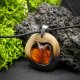 Naszyjnik "Bursztynowe serce" – żywioł ognia i bursztynowego światła, dąb, pirografia, Amber and Wood Pendant, biżuteria z drewna