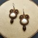Małe beżowo-brązowe kolczyki sutasz