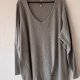 szara tunika swetrowa z dekoltem v asymetryczna 6XL / 52 / 24·Bardzo dobry·CM